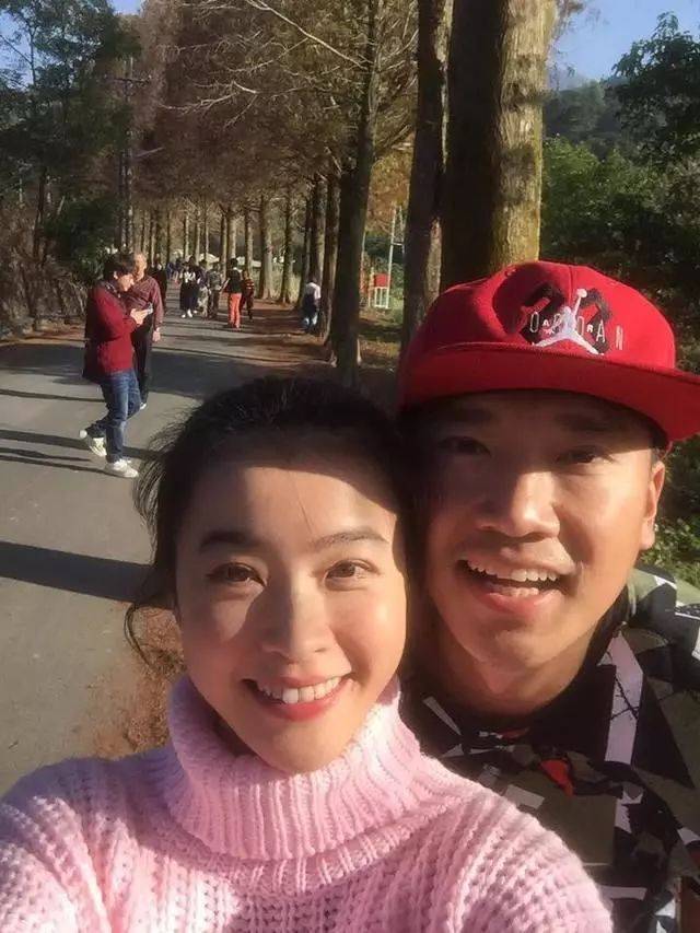 37岁的台湾女演员小娴(黄瑜娴)与34岁的前球星何守正离婚了!