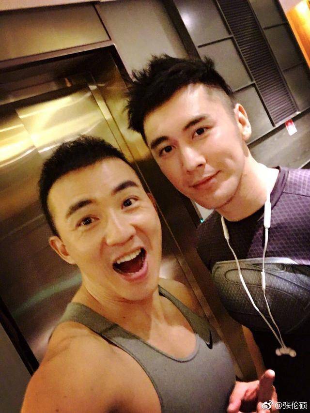 肌肉刘畊宏偶遇健身张伦硕,不老颜值,直接"王炸"!