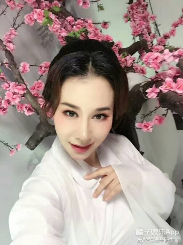 71岁侯耀华收三国混血女徒弟,看完妹子的微博我笑了2小时