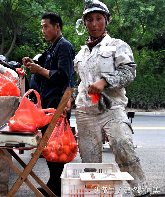 不忍看的8张女农民工在外打工图 父母看完心酸了