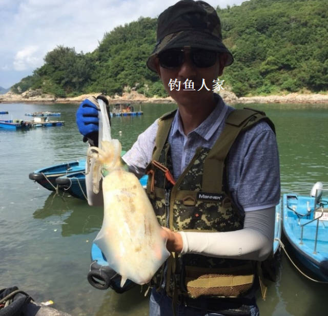 海钓大鱿鱼,钓友20米深海钓鱼,钓友交流经验是一种享受