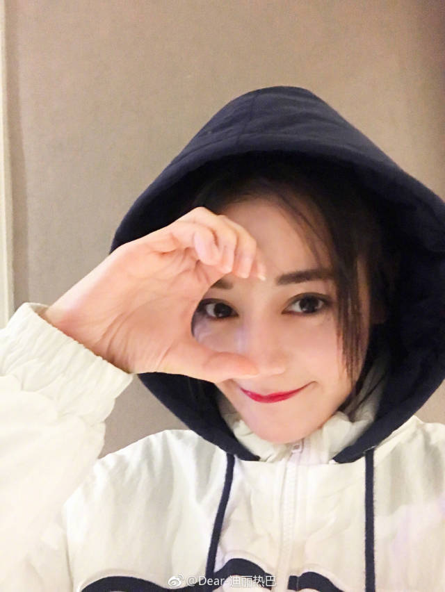 迪丽热巴晒出三连拍 一个"圆"字打哑谜