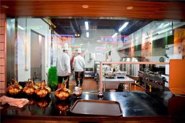 店内的烧腊除了堂食还可以外卖,从明档可以看到师傅麻利地切鸭装盘