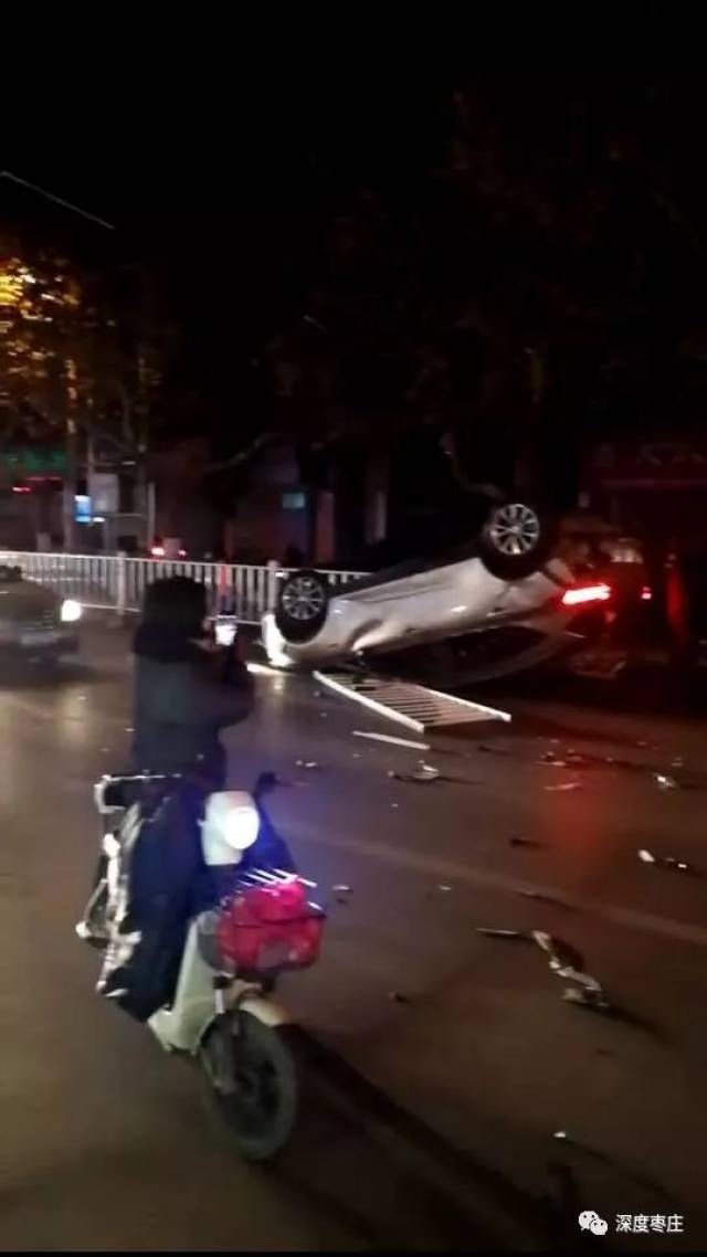 昨晚21:36枣庄市府名苑门口发生惨烈车祸,一suv躲避逆行三轮翻车!