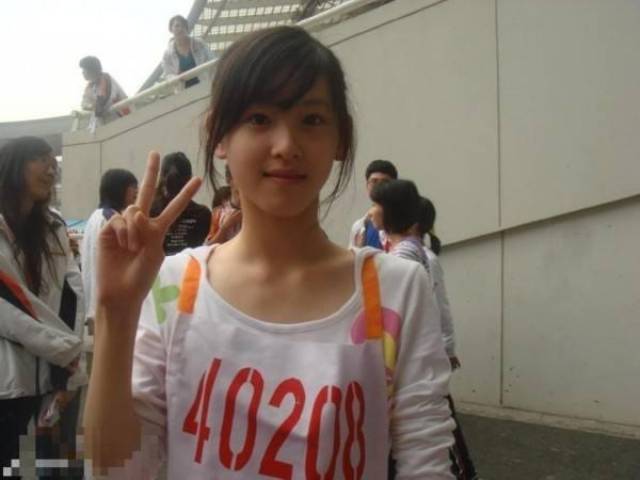 奶茶妹妹章泽天,2009年因一张手捧奶茶的照片走红网络,被称为"奶茶