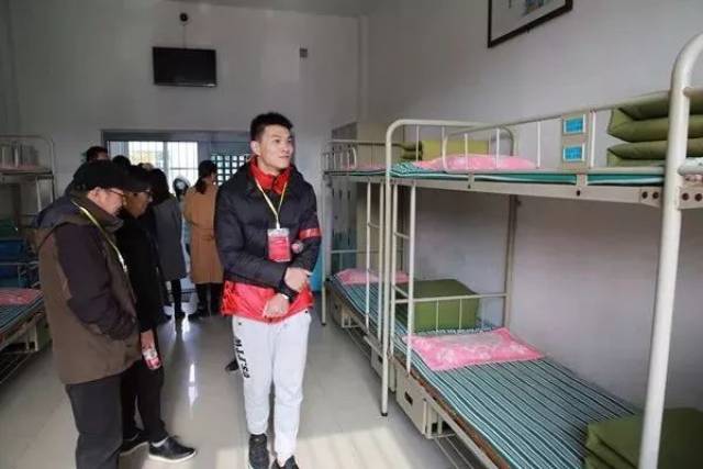 参观服刑人员宿舍 杭州市富春强制隔离戒毒所 参观团近距离了解宣泄