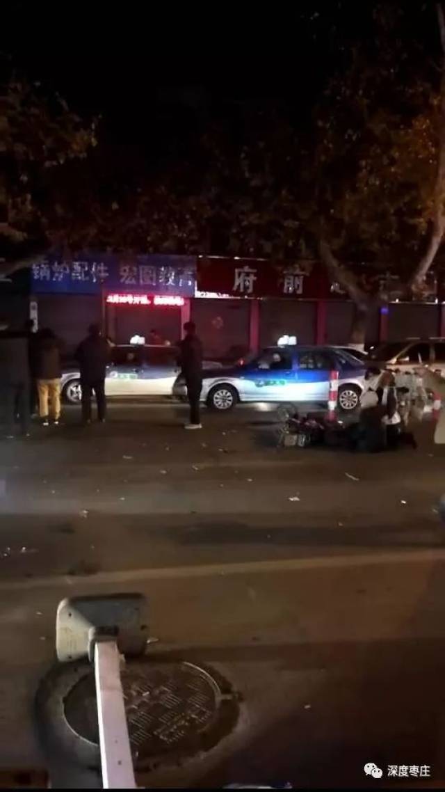 昨晚21:36枣庄市府名苑门口发生惨烈车祸,一suv躲避逆行三轮翻车!