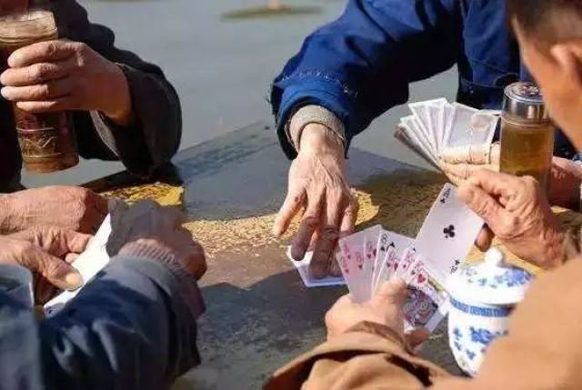 为什么老家的一些人天天打牌,喝酒,玩儿,比在外面的人