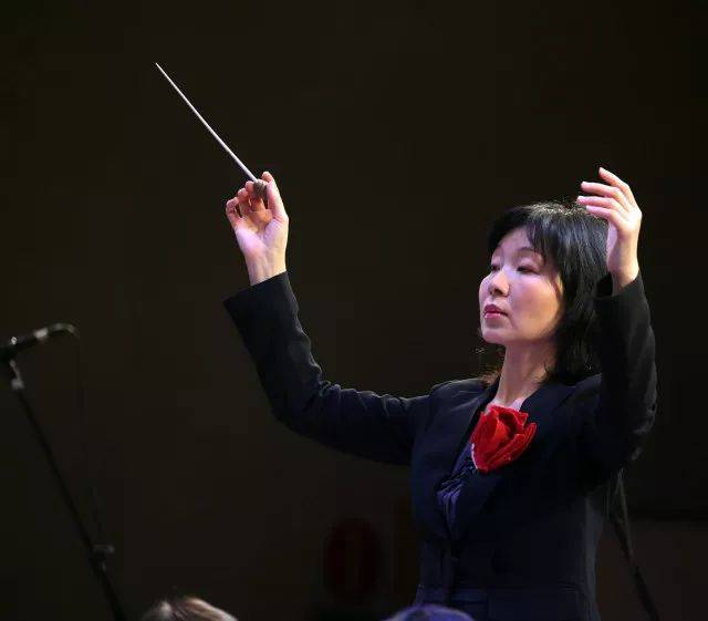 在女指挥家易娟子的率领下,乐团率先带来了一曲洋溢着浓浓爱国情怀的