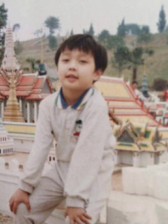 张艺兴儿时旧照曝光,呆萌可爱想抱走!