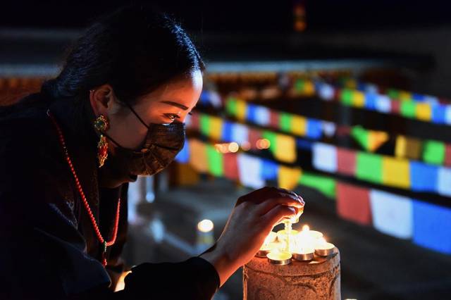 肃南裕固族藏族"燃灯"祈福平安