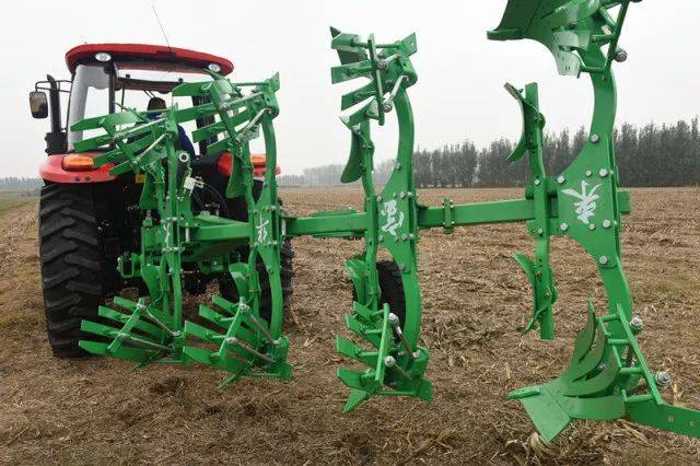 mf1604 作为一名新"选手"加入160马力拖拉机队列,经过台架实验和试验