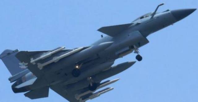 中国歼16战斗机曝光全套空战武备,伴随轰6k巡航远海无