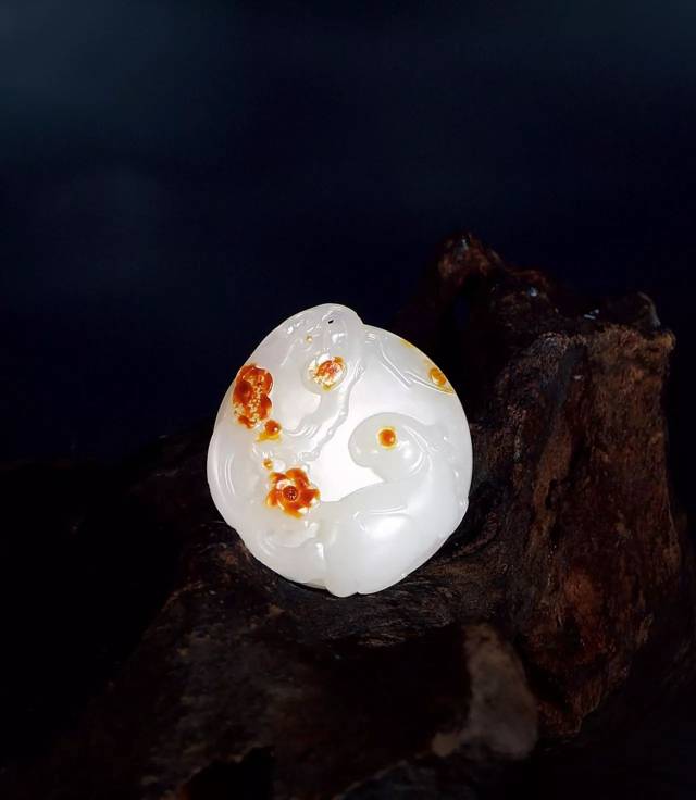 1975)玉兔拜月 白玉挂件 材质:新疆和田籽料 尺寸:40×38×13mm 重量