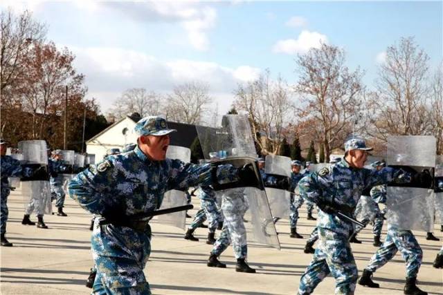 12月13日上午,北部战区海军某训练基地学兵训练三队在刘公岛举行2017