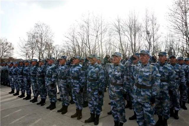 北部战区海军某训练基地学兵训练三队在刘公岛举行2017年新兵授衔仪式