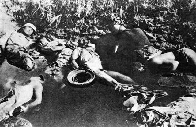 16日傍晚,中国士兵和难民5000余人,被日军押往中山码头江边,先用机枪