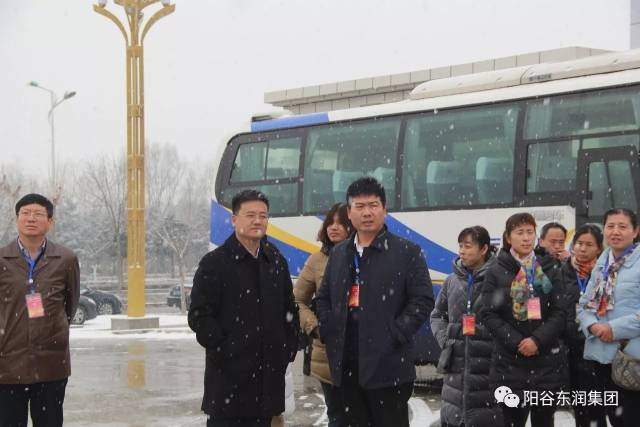 东润集团投资兴建的阳谷外学校现场观摩指导,集团董事长朱月