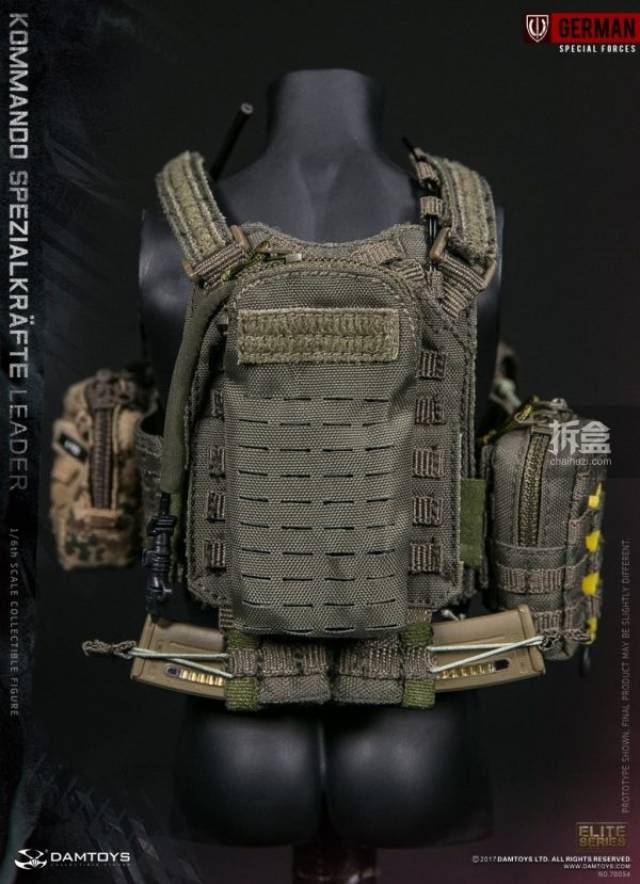 国旗章 x4 a  血型章 士气章x3 闪光棒x3 烟雾弹 mk13闪光弹x2 三向收