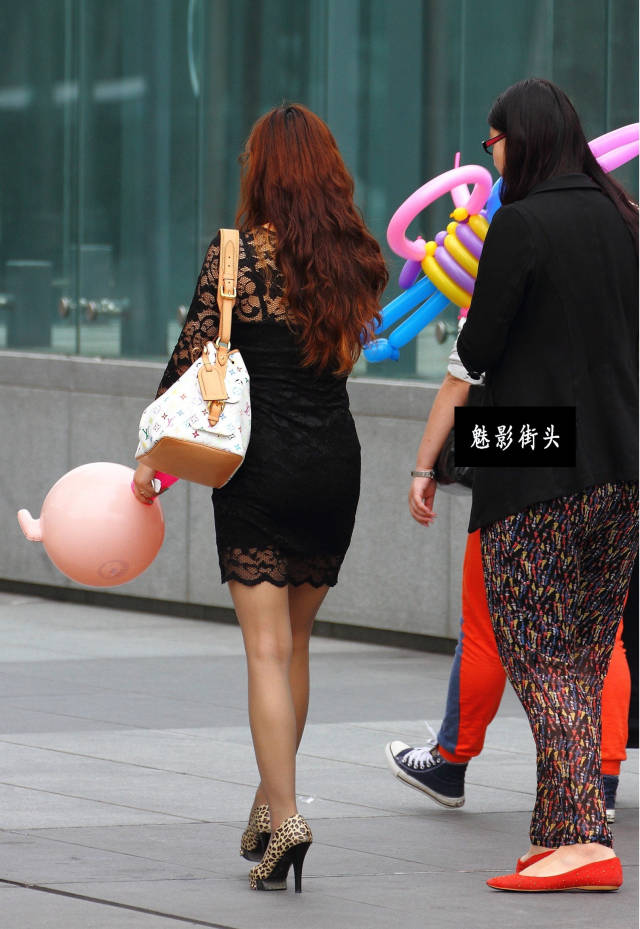 黑色蕾丝花边裙,豹纹高跟灰丝,这个女人的背影很漂亮