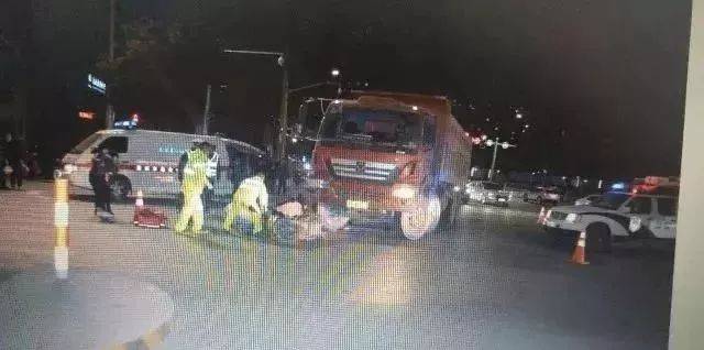嘉兴花季少女不幸遭大货车碾,当场死亡.