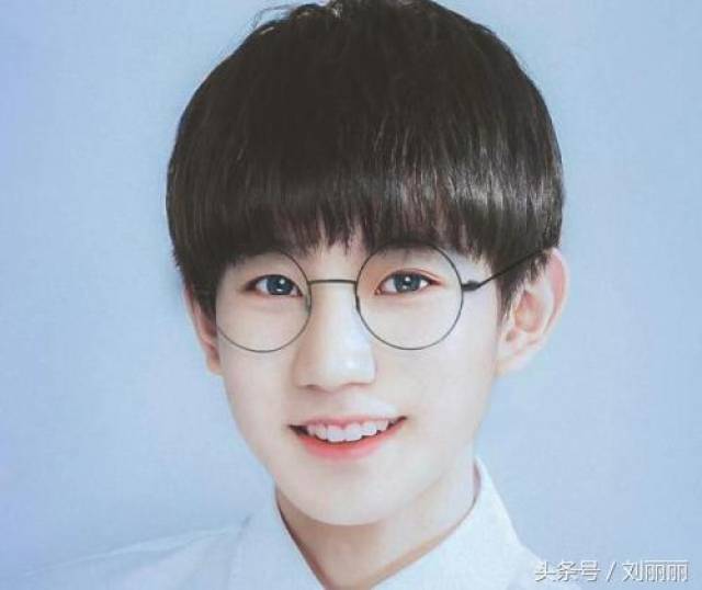 最适合戴眼镜男生的9款发型,超级帅