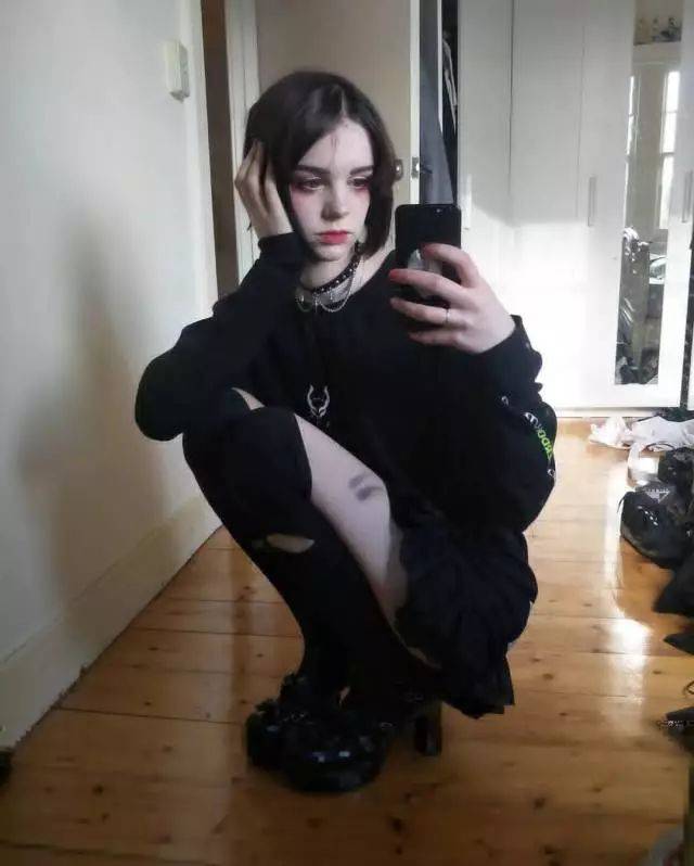 靠着“鼻头光”妆容走红的新晋美妆萝莉,玩起的哥特风穿搭简直让人膜拜!