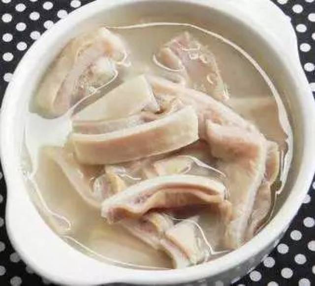 砂锅内加水适量,大火烧沸,放入猪肚,淮山药块,党参,蜜枣,煮沸后改用小