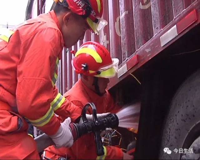 瑟瑟寒风中,那个跳入冰冷河水中救人的消防员是谁?