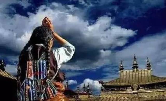 叩拜,不是弯下身体,而是放下傲慢.