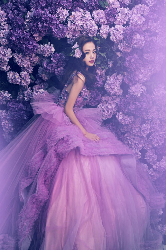 看腻了纯白的婚纱 不妨尝试梦幻的紫色系 紫色绣球花与薄纱融为一体