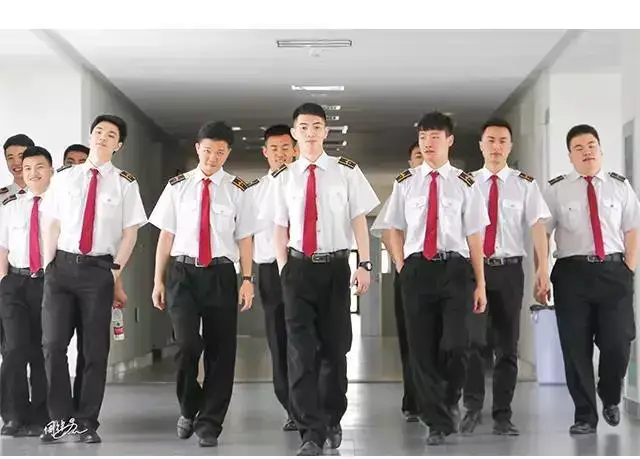 中国民航大学的校服不仅突出了同学们的完美的身高,并且以制服为特色