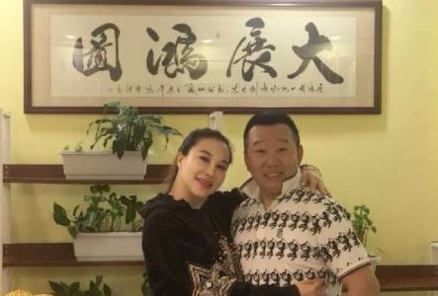 71岁侯耀华和混血蛇精女徒弟玩爷孙恋,狂送10万假大牌,年度最辣眼!