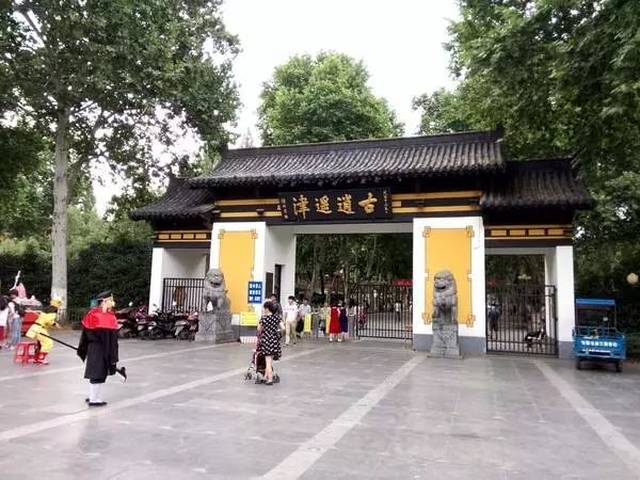 合肥市逍遥津公园逍遥阁和三国历史陈列馆