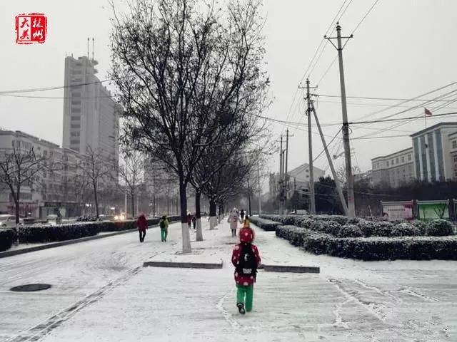 老人清晨路上清理垃圾,为行人提供方便