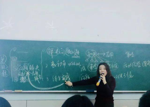 两节例课以后,刘延革老师根据"渗透数学思想,积累活动经验"做出发言.