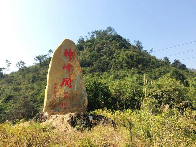 百花山附近景点 神峰山大瀑布(距离3公里,驼窝山花海(距离5公里.