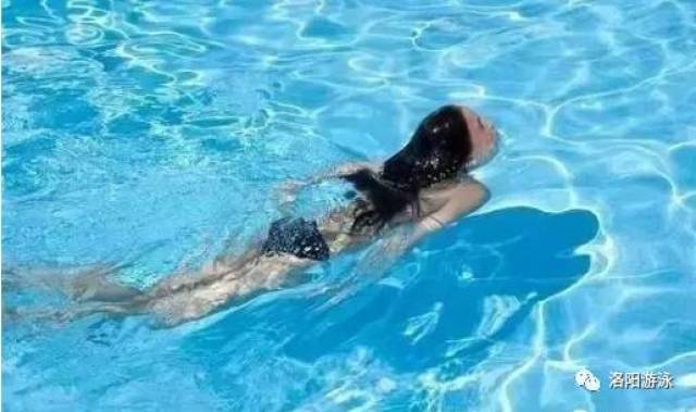 [蛙泳教程]蛙泳为什么抬头换气总是下沉?