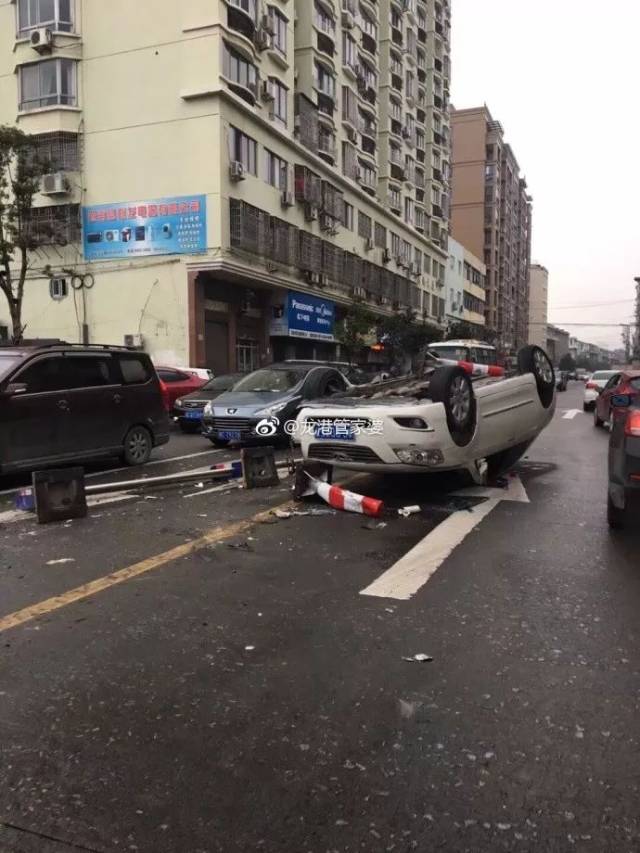 龙港又一起车祸,又是翻车四脚朝天!