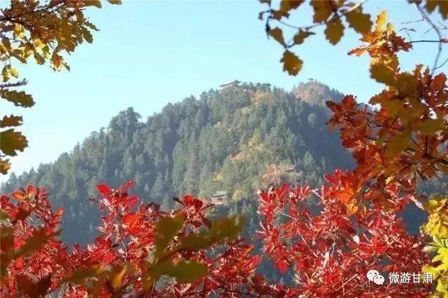 现栖云峰有混元阁,朝云观,雷祖殿等殿阁;兴隆峰有二仙台,太白泉,大佛