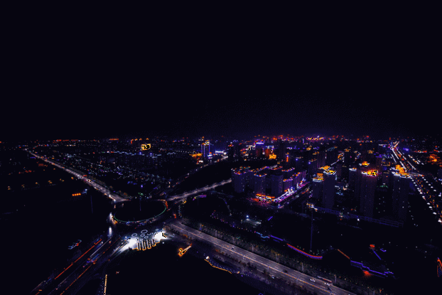 一边吃饭,一边观景十分美好 窗内是美景 窗外也是美景 二楼湖景中西