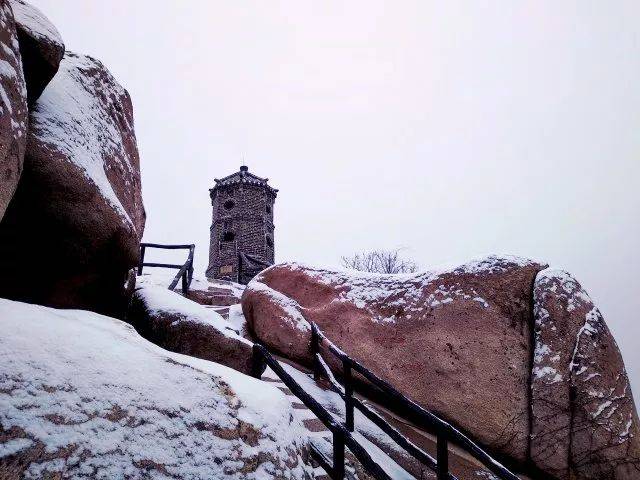 景 融于漫天的洁白 寺 在淡淡诉说 融于寂静 融于落落的雪花 九仙山的