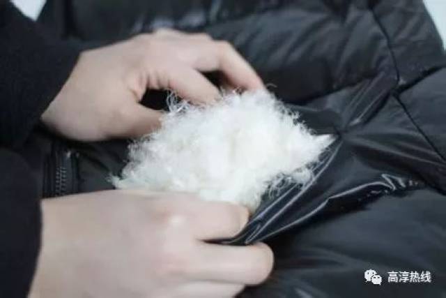 飞丝冒充"鹅绒"四处飘毛,还散着臭味.拆开刚买的羽绒服,瞬间吓一跳!