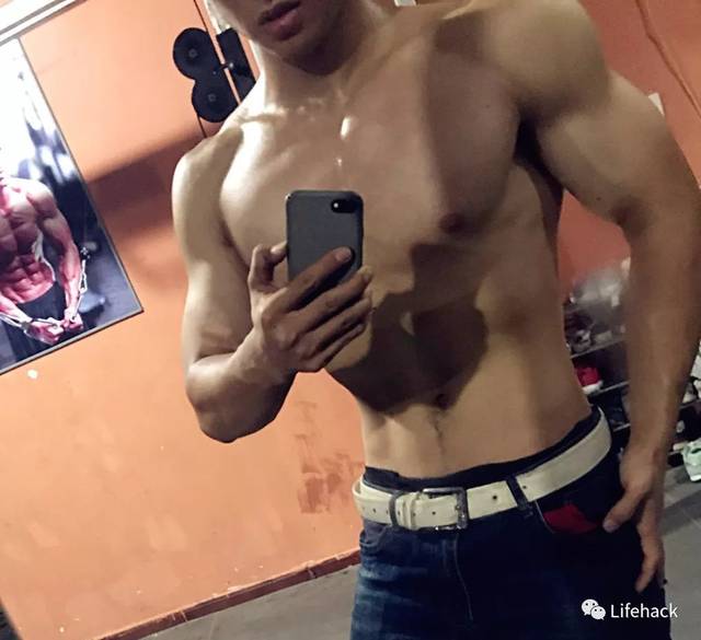第一批00后已经虐成肌肉男,80,90后的油腻大叔呢?