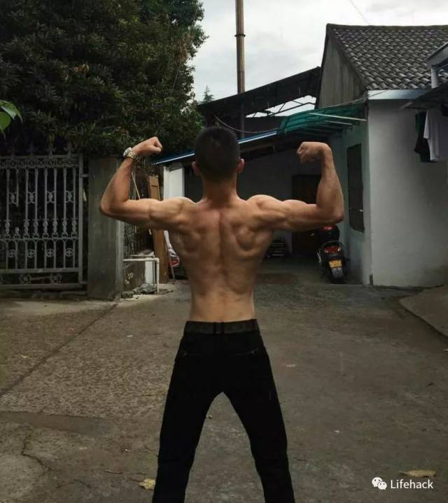 第一批00后已经虐成肌肉男,80,90后的油腻大叔呢?