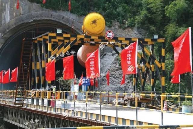 北京元旦飞东北机票价格猛涨;男子假装应聘酒