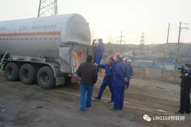 【头条】 12月15日山西cng罐车追尾lng槽车,天然气泄露,新奥能源及时