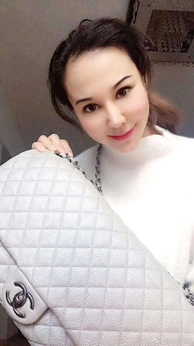 安娜金一面向侯耀华道歉,一面继续晒彼此交往的隐私照片,她到底握有侯