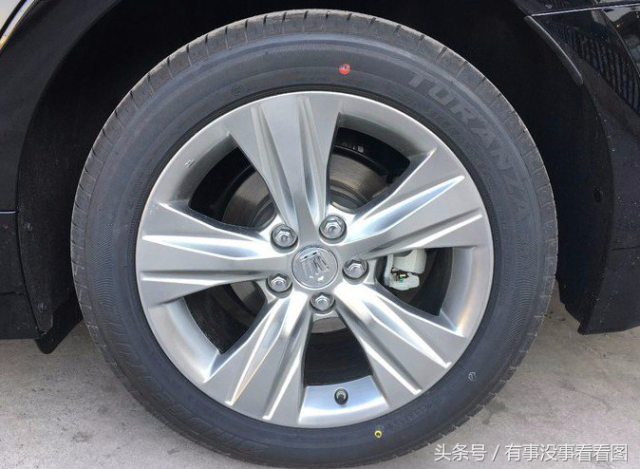17寸的灰色五幅运动轮毂,匹配的是225/50 r17的轮胎.