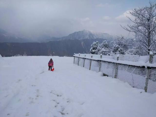 冬季登赵公山的最大亮点就是赏雪景了,一到冬季,这里就进入了一个银装